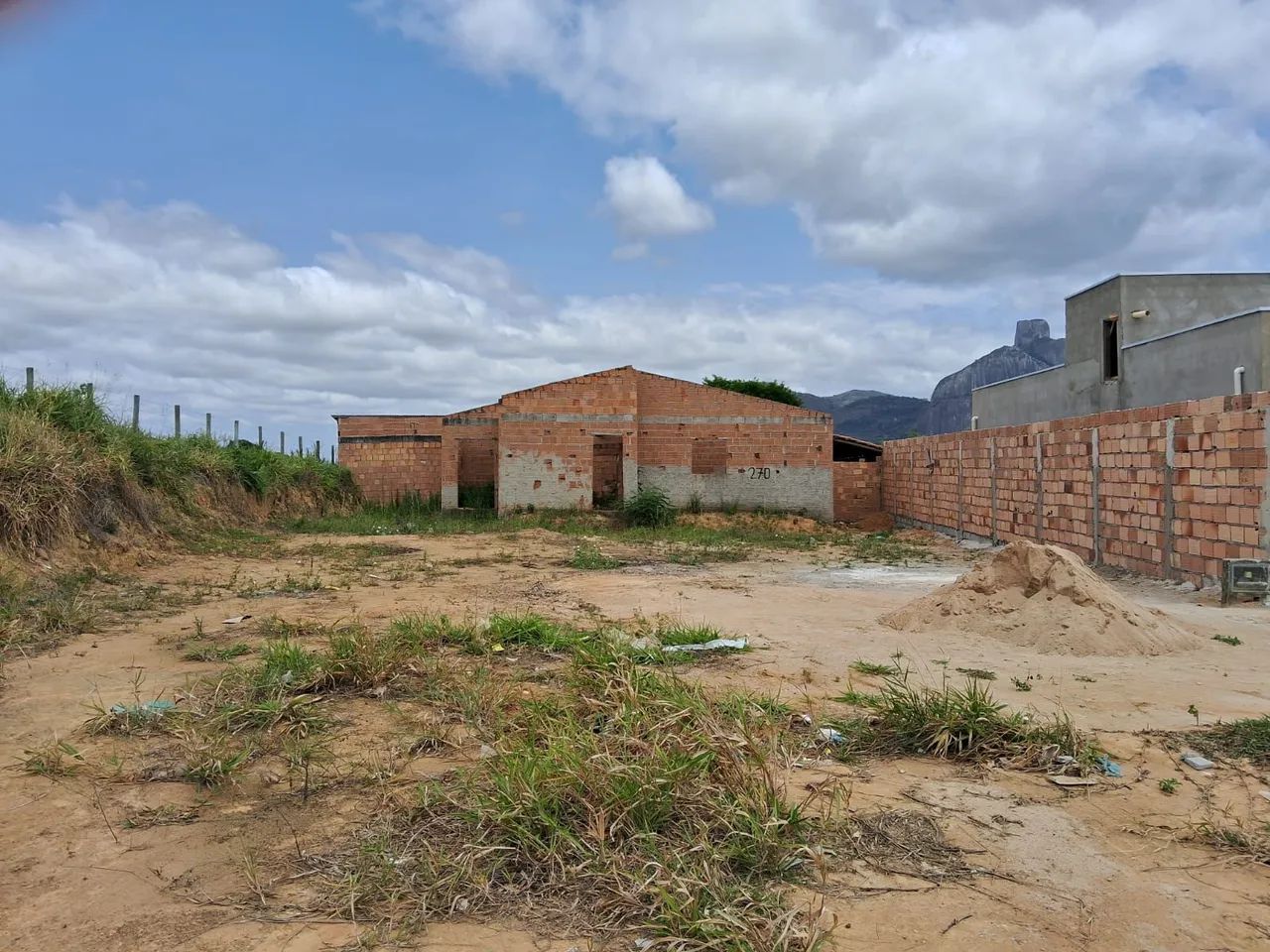 Medidas 17X23, com um construção em andamento