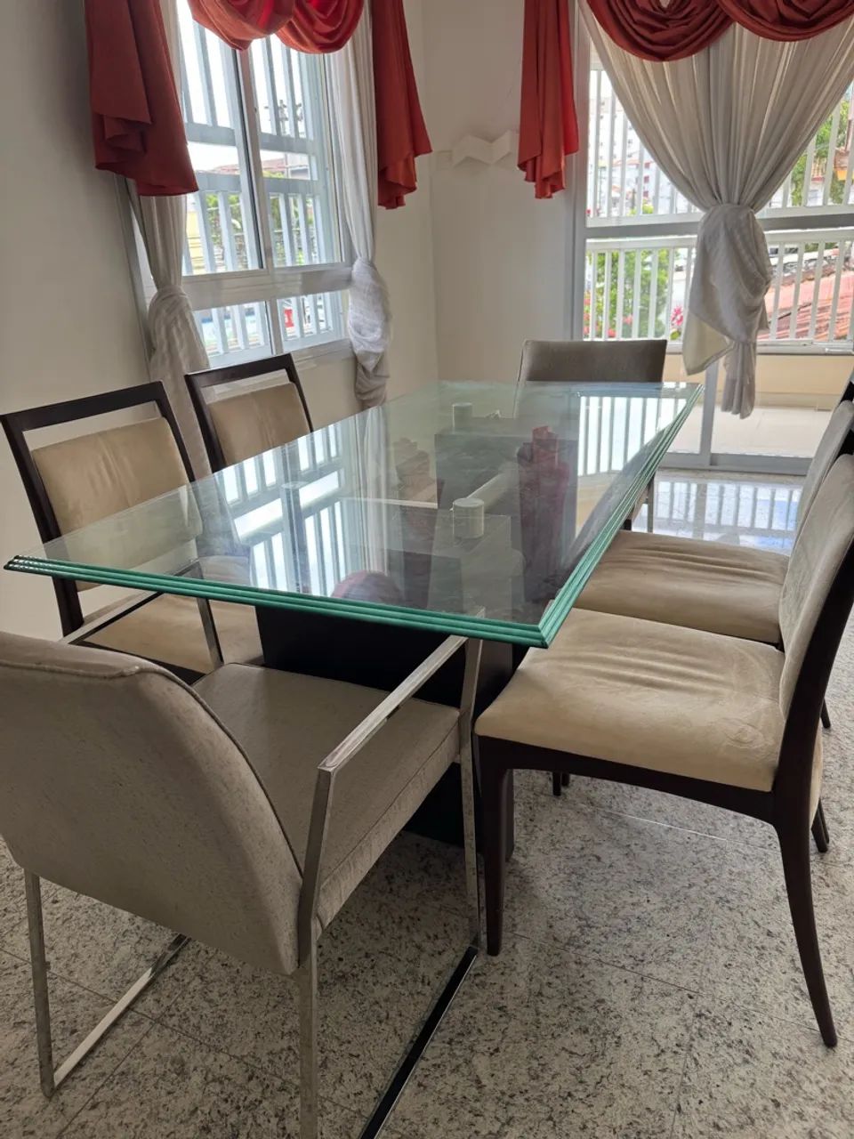Mesa com quatro cadeiras
