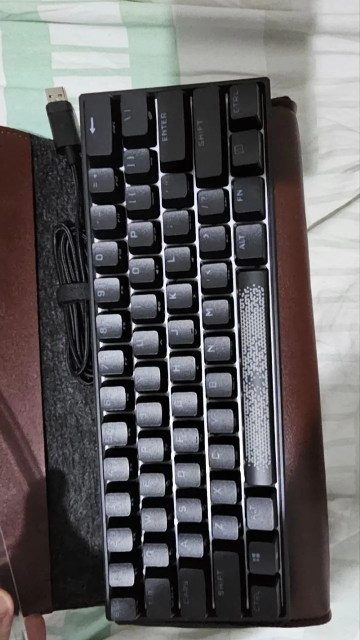 Teclado Corsair k65 Mini ARGB Switch red + bolsa de viagem - Foto 2