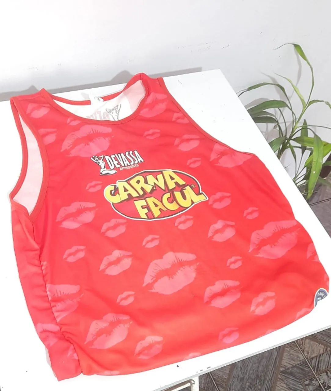 Regata Carvafacul Devassa Vermelha Estampada Tamanho M