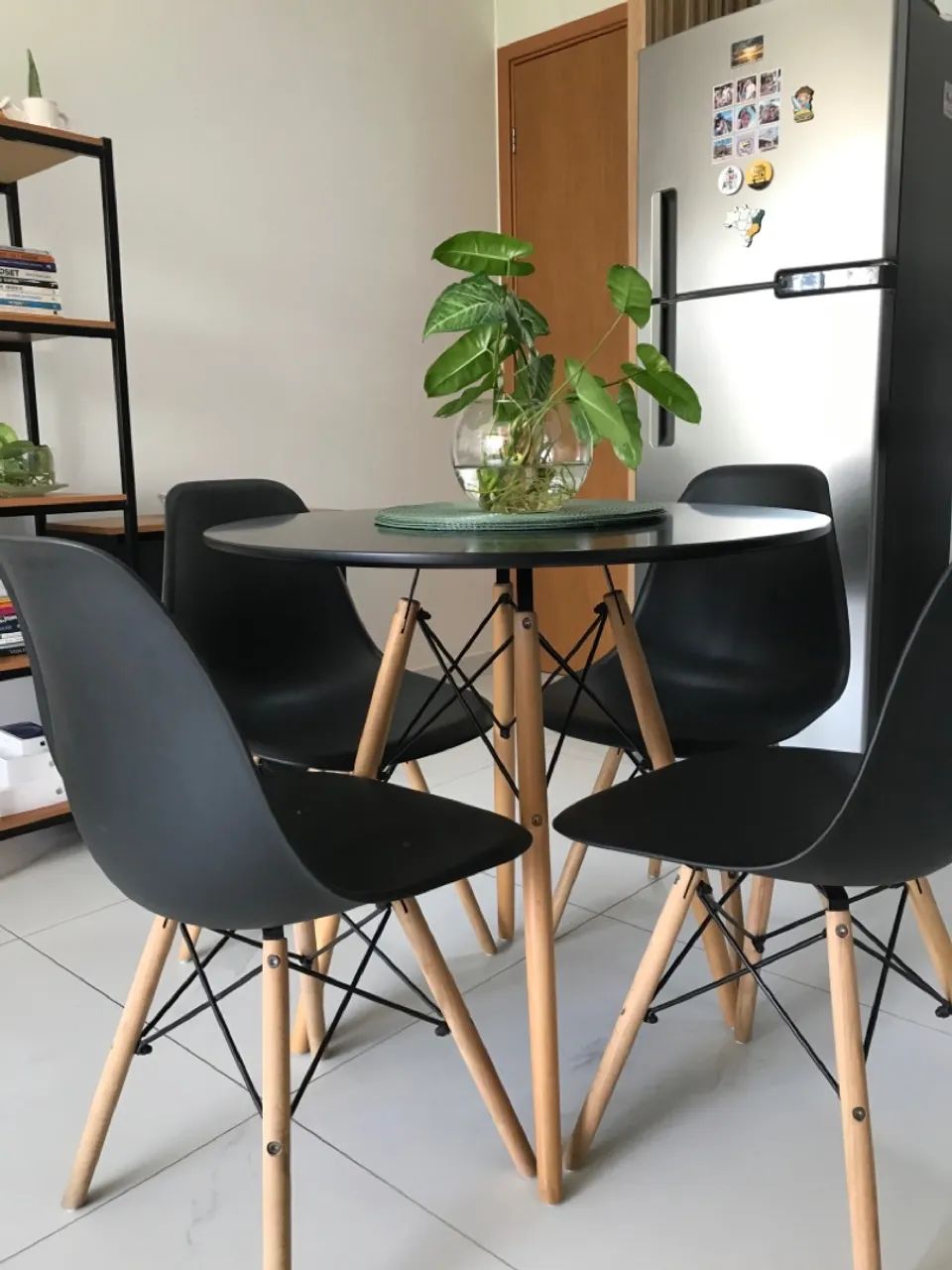 Mesa redonda Eiffel com 4 cadeiras Preta