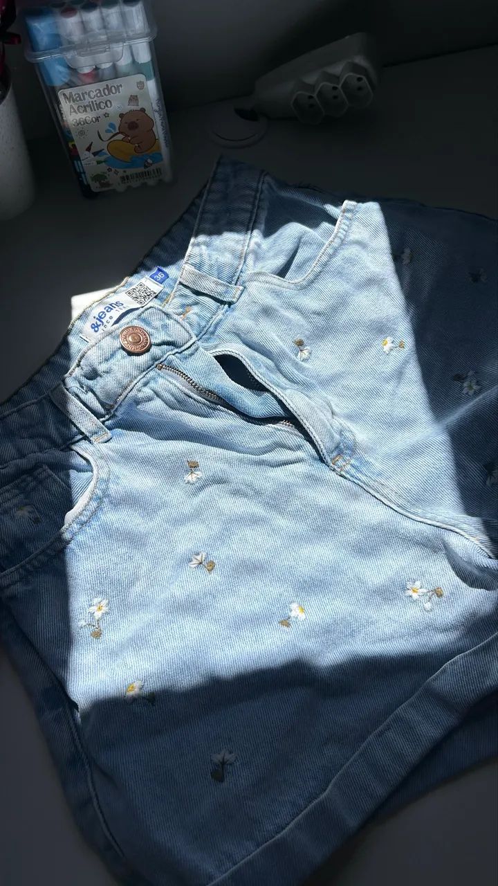 Short jeans mom cintura alta com flores bordadas - Foto 3