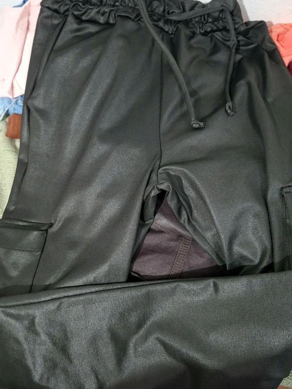 CALÇA QUE IMITA COURO   NOVA E CONFORTÁVEL  - Foto 3