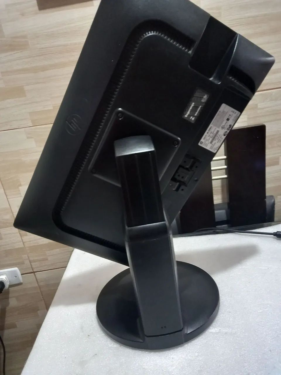 Monitor lg ou hp 20 polegadas led entradas vga e dvi giratório usado!!! - Foto 5