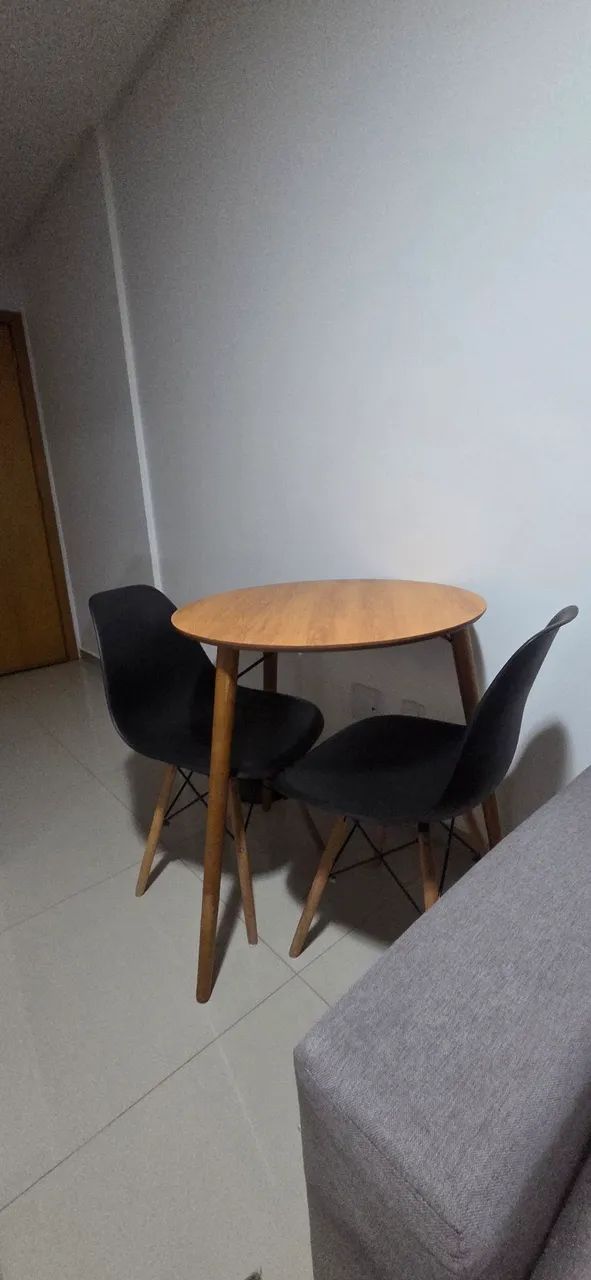 Mesa com 2 cadeiras 