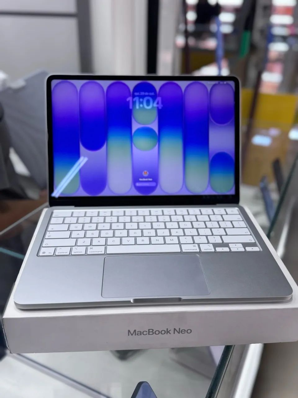 MACBOOK NEO 13 POLEGADAS 256/8 SEMI NOVO COR SILVER  - Foto 2