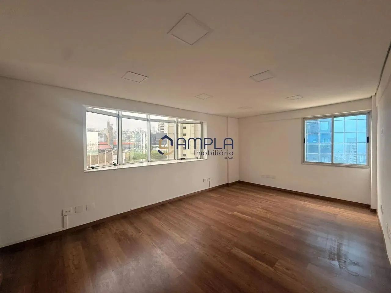 Sala Comercial de 41² no Pilotis, vista previlegiada e acabamento premium.