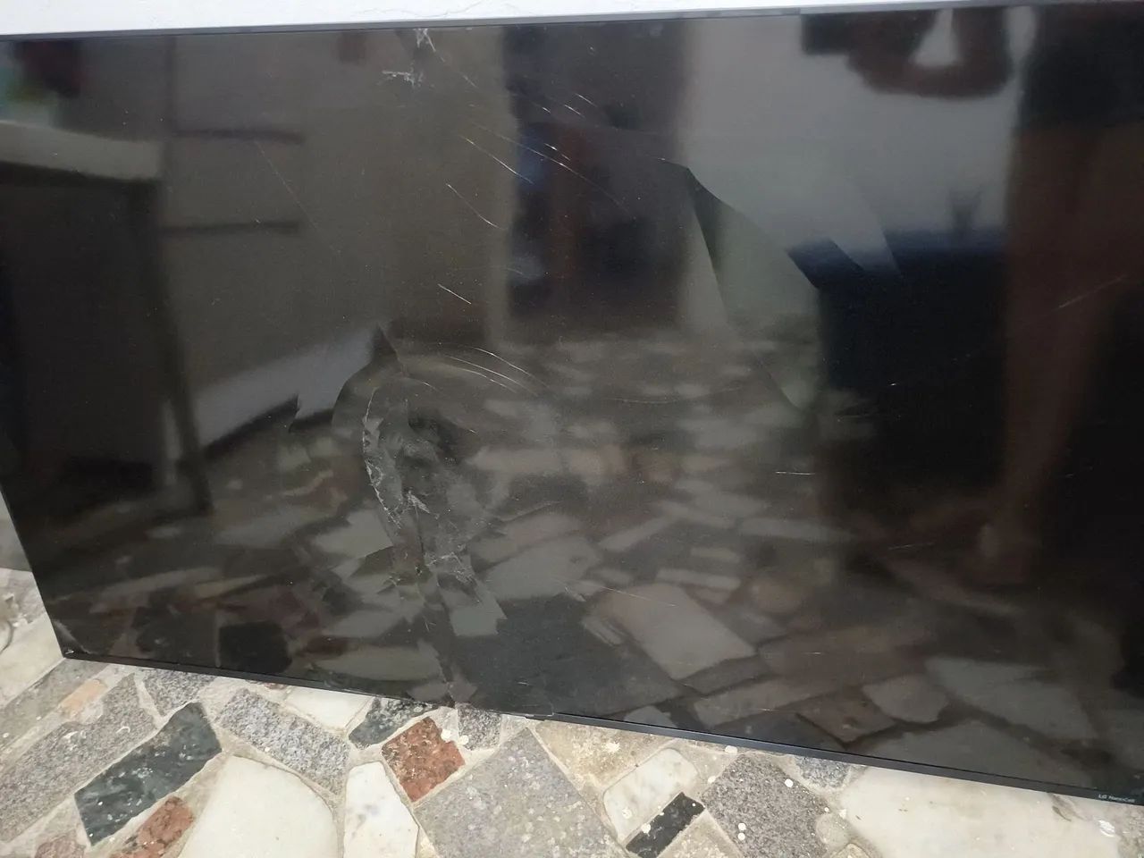 TV com tela quebrada para retirada de peças
