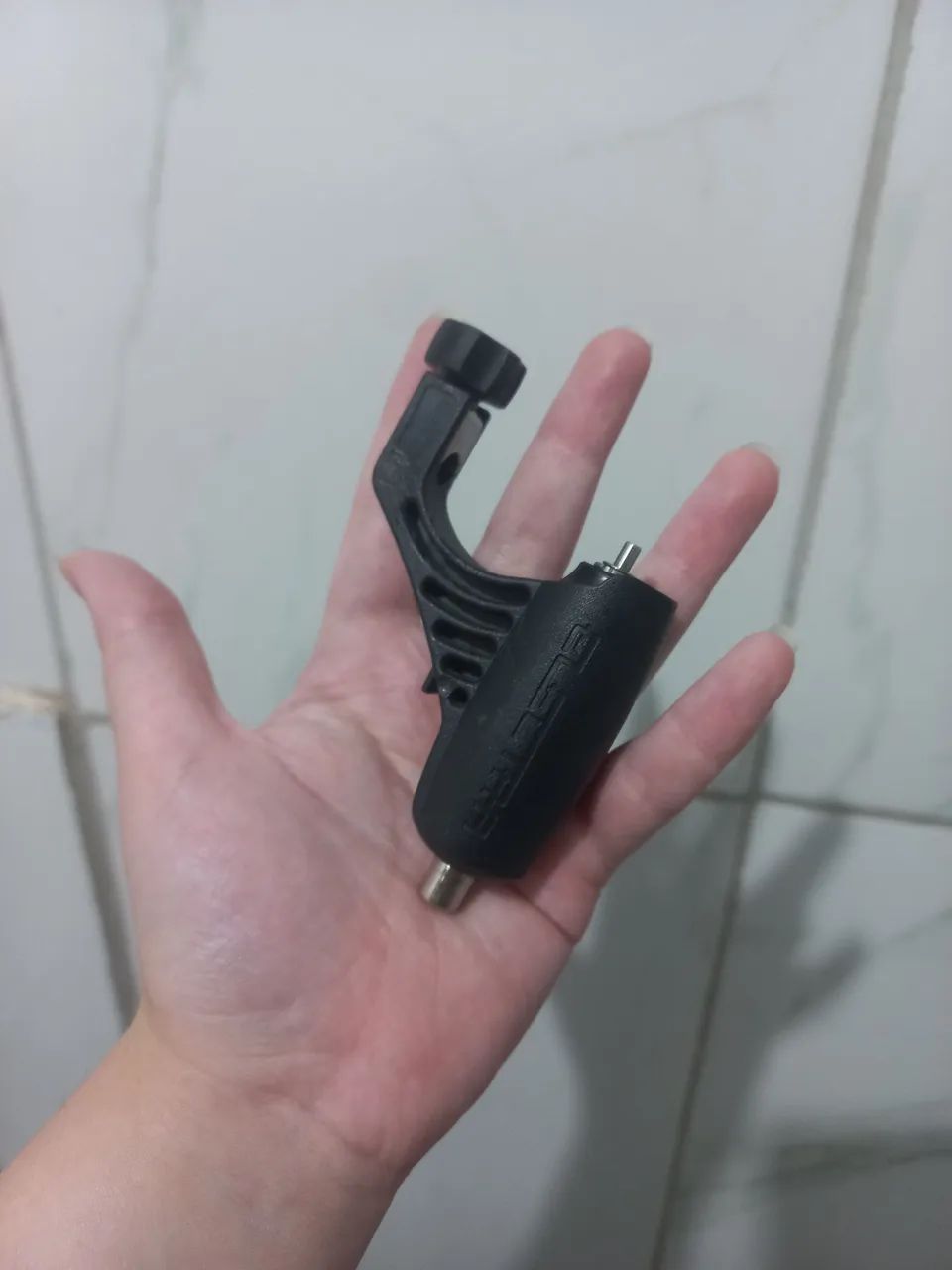 Maquina de tattoo rotativa e fonte com os cabos  - Foto 2