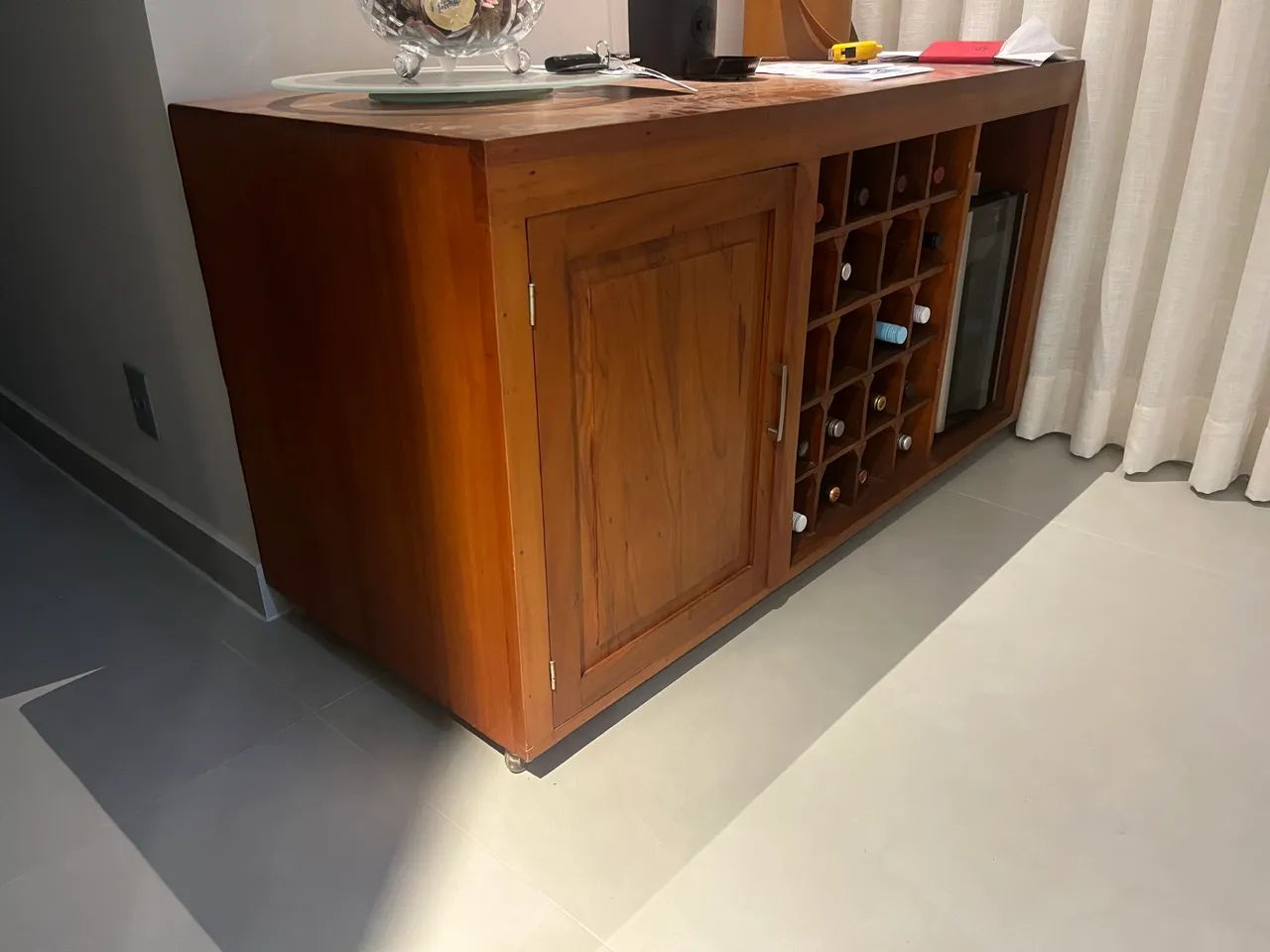 Buffet e adega em madeira maciça 