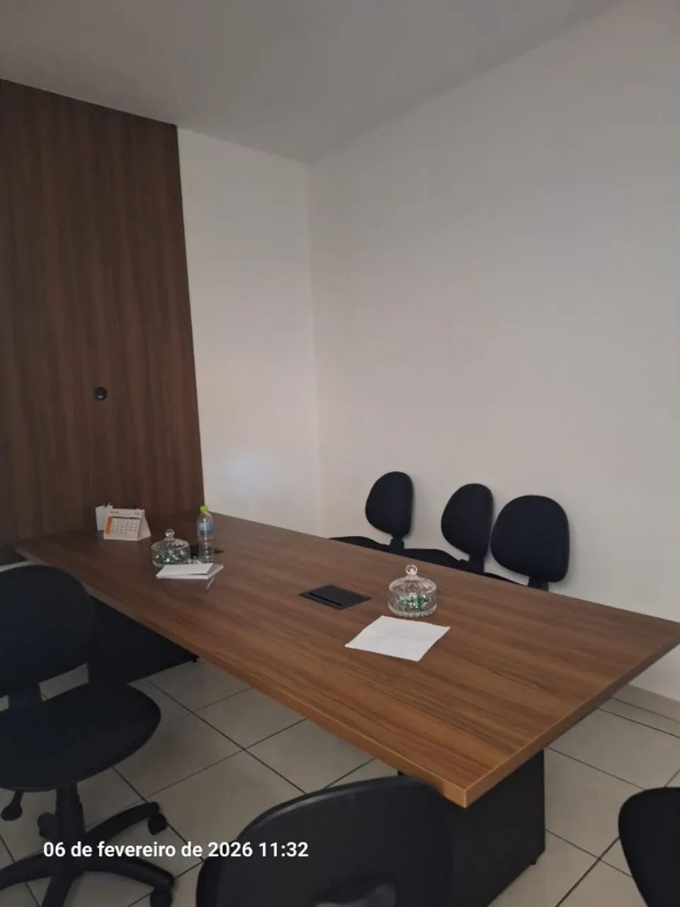Mesa de escritório com painel de parede433925553747415043