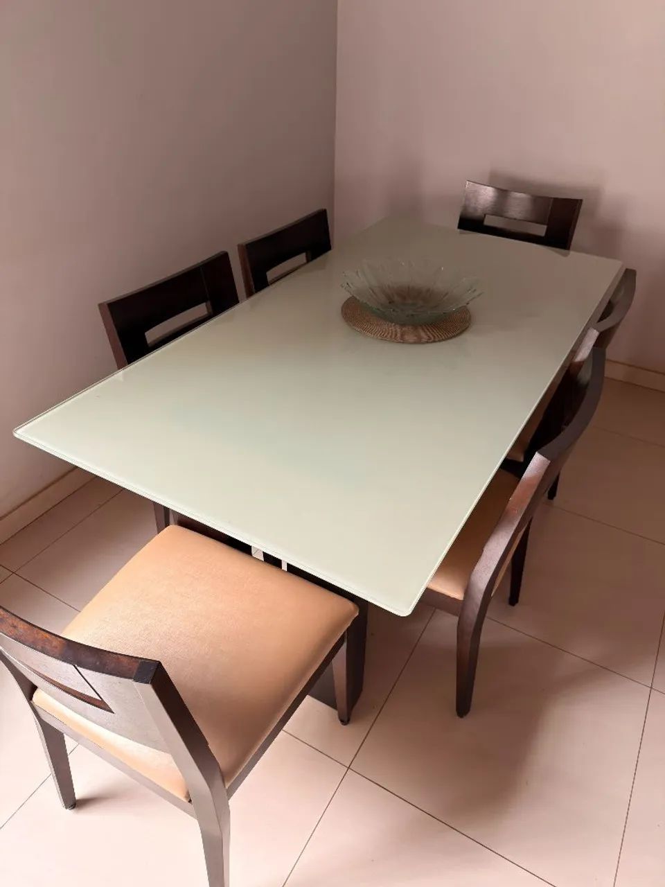 Mesa de vidro com 6 cadeiras de madeiras jacauna