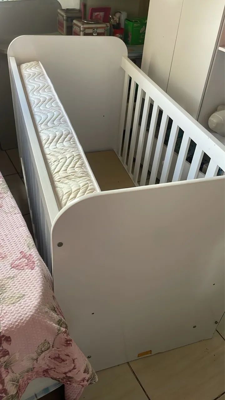 Berço com colchão antiaderente 