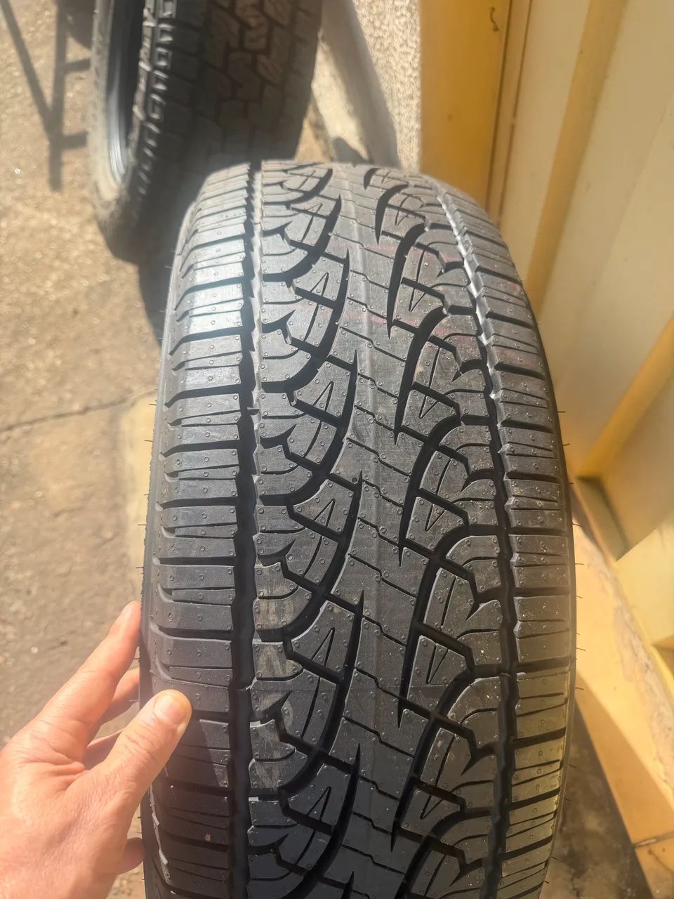 Pneu pirelli 255/65/17 - Foto 3