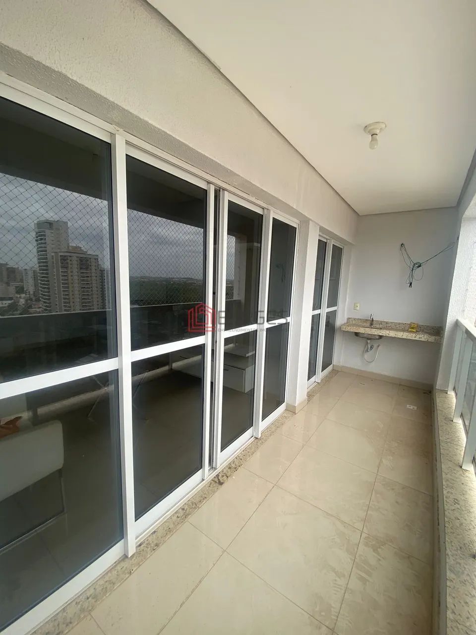 Apartamento com 02 quartos sendo uma suíte com móves planejados - Foto 2