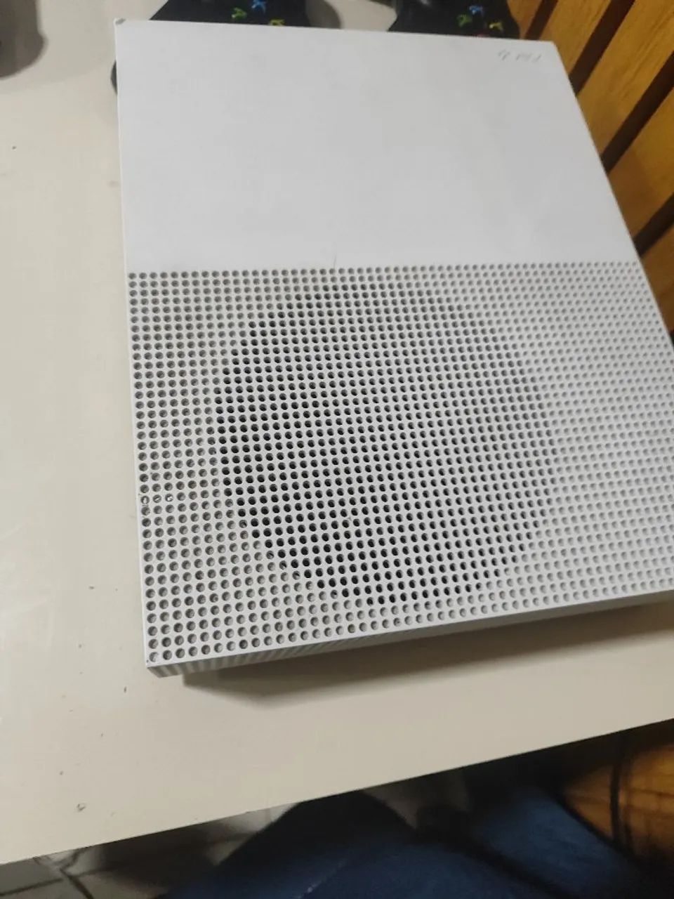 Xbox one s com três controles e funcionando perfeitamente 