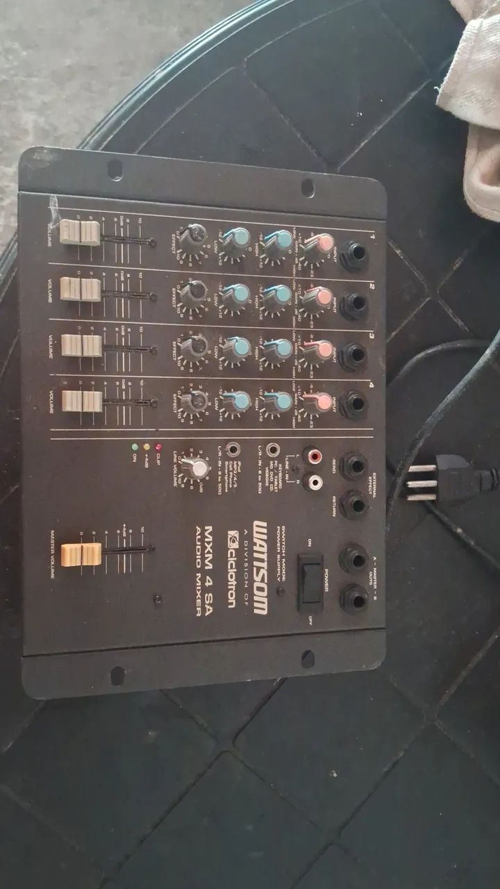Mesa de som , watisom MXM 4 sa .