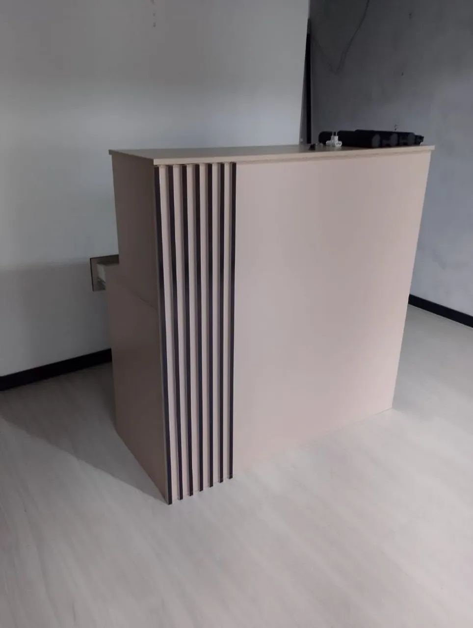 Balcão de Recepção Moderno Ripado - Elegante e Semi Novo