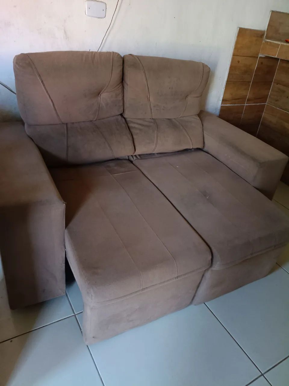 Sofá-cama bege com encosto retrátil