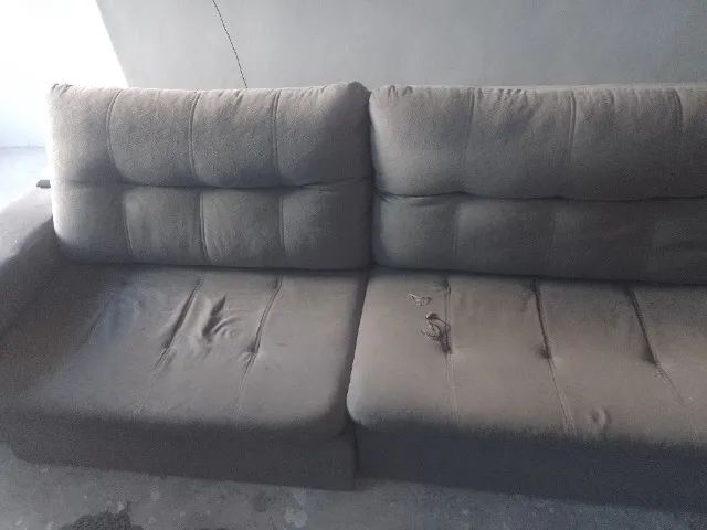 Sofá-cama usado com algumas manchas e rasgos