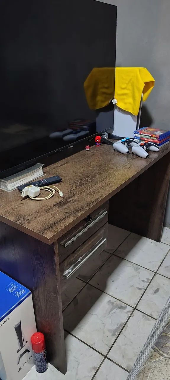 Escrivania com gavetas