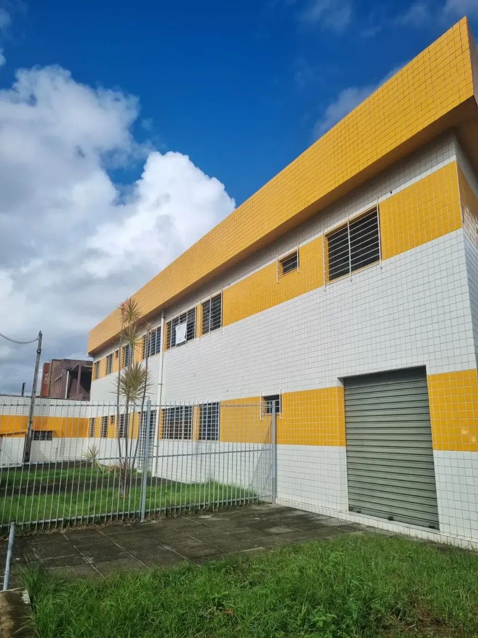 Apartamentos e Lojas possui 400m² com 5 quartos em Cajueiro - Recife - PE