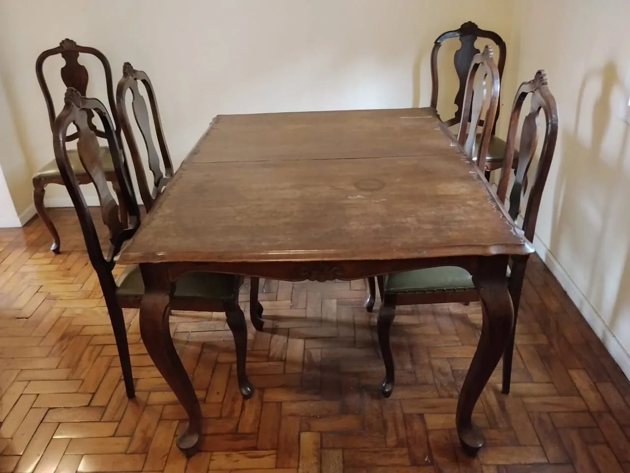 Mesa de jantar de madeira com 5 cadeiras  - Foto 2