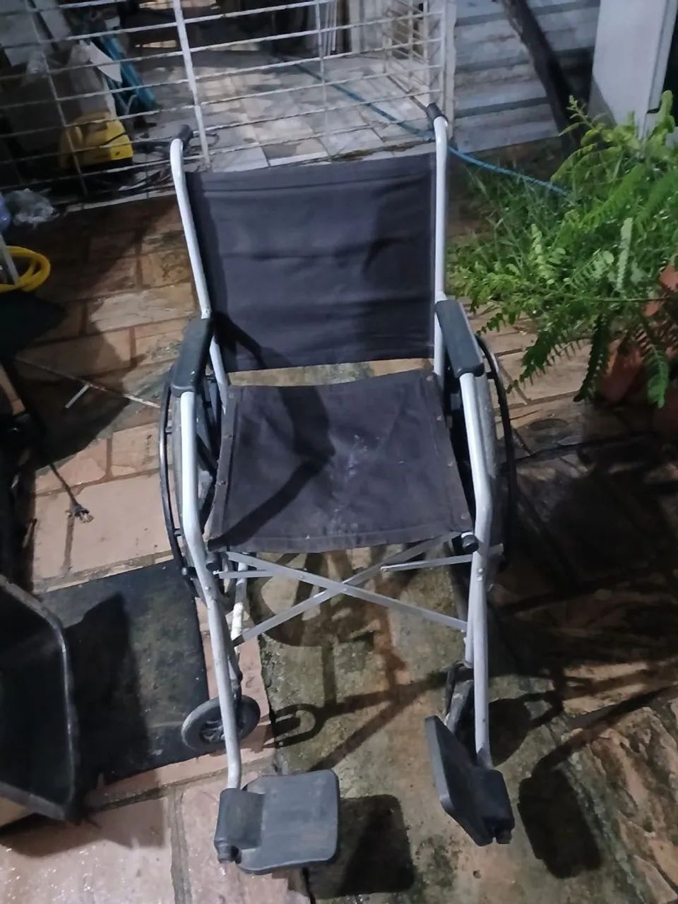Cadeira de rodas e andador  - Foto 2