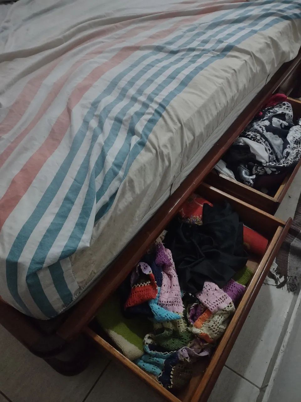 Cama de madeira com gavetões  - Foto 2