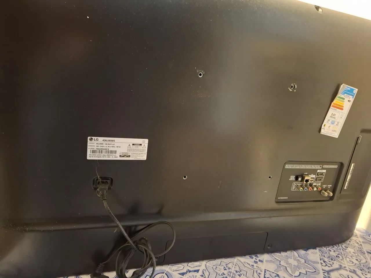 TV LG 43 " 4K ( com defeito ) - imagem azulada