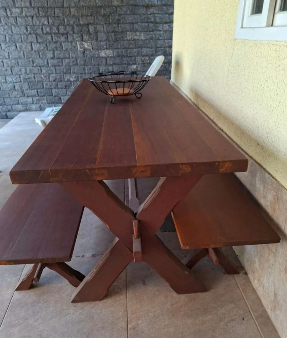 VENDO MESA E BANCOS EM MADEIRA  MACIÇA  - Foto 3