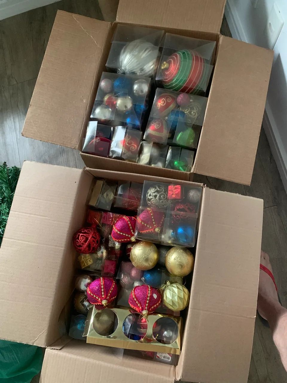 Árvore de Natal Grande com enfeites e pisca-piscas