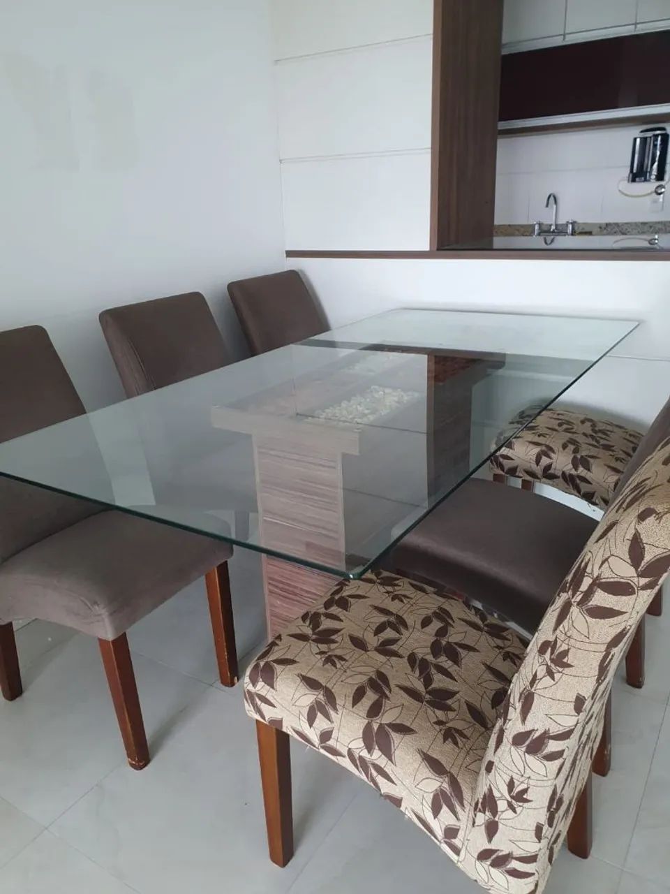 Vende se mesa de vidro com 6 cadeiras