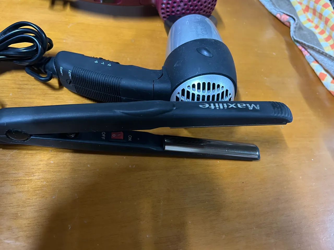 Vendo 2 secador de cabelo de brinde e uma chapinha o secador de cabelo é profissional - Foto 2