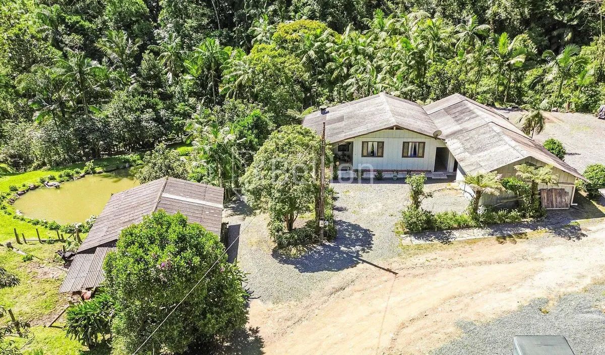 Sítio com lago e riacho em Rio dos Cedros