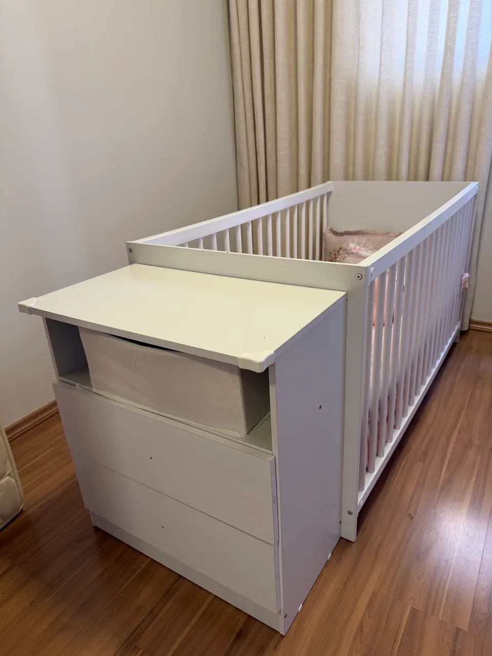 Vendo berço com cômoda acoplada e colchão  - Foto 3