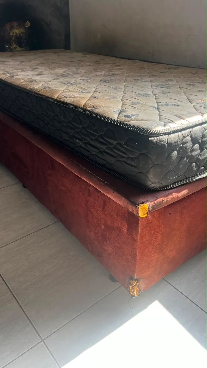 Conjunto duas camas solteiro box e baú com colchões 