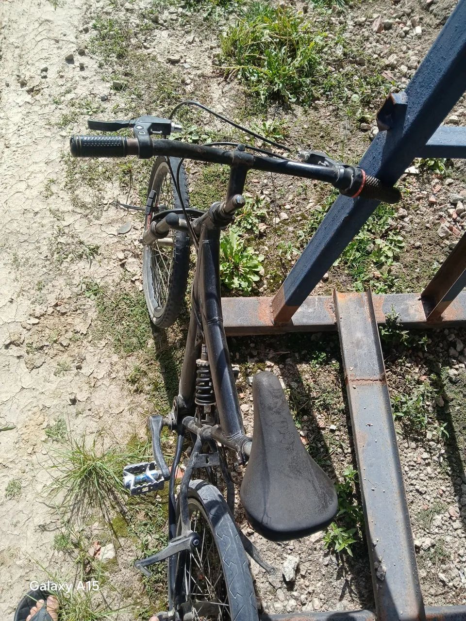 Bicicleta ? aro 20 com mola cor: preta  - Foto 2