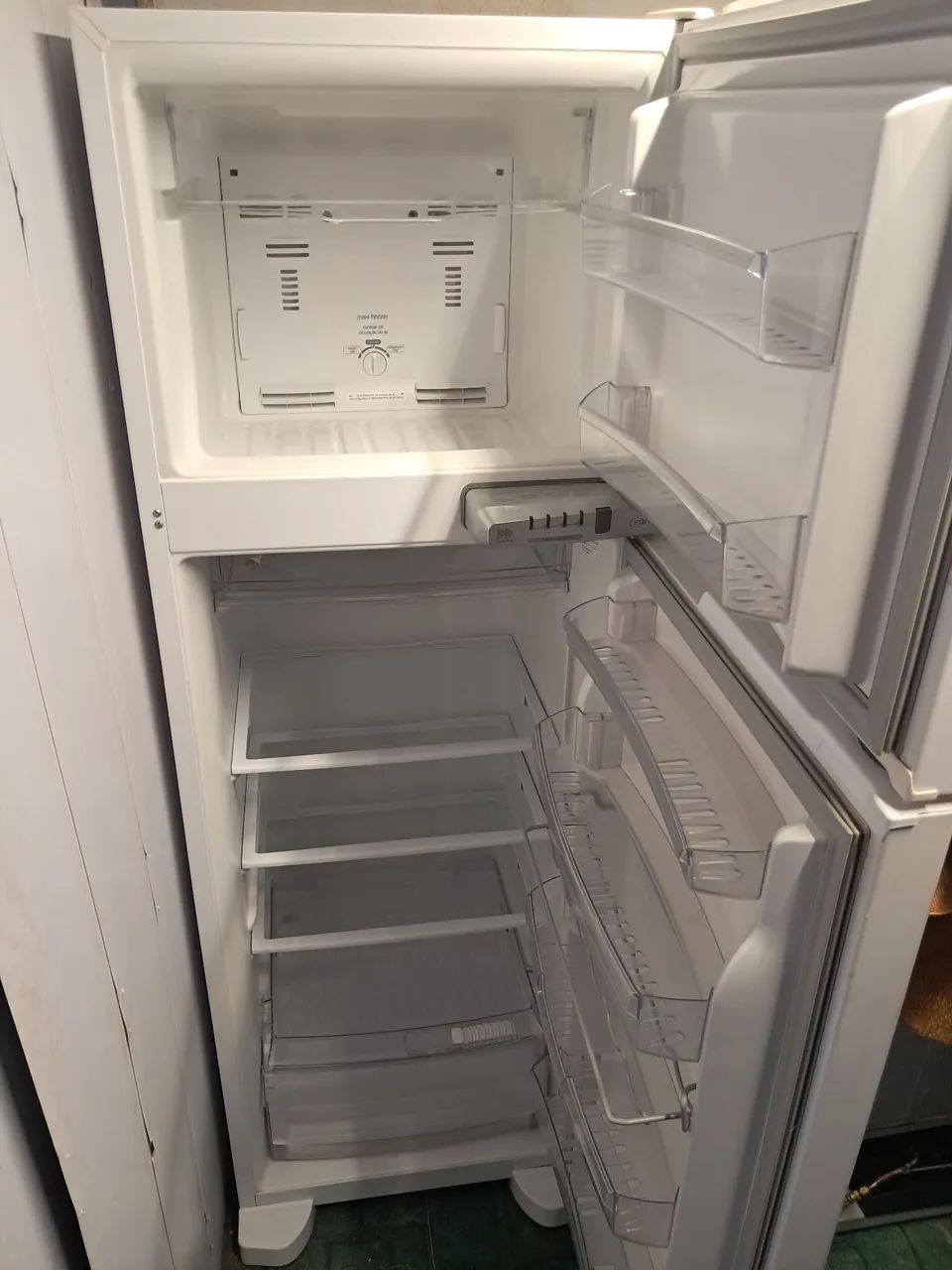 Vendo geladeira com garantia  - Foto 3
