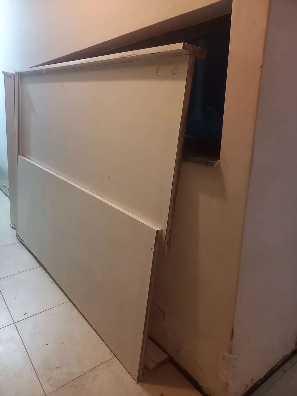Vendo porta divisoria com corredice, de 2,30 de altura com 1,60 de largura conservada