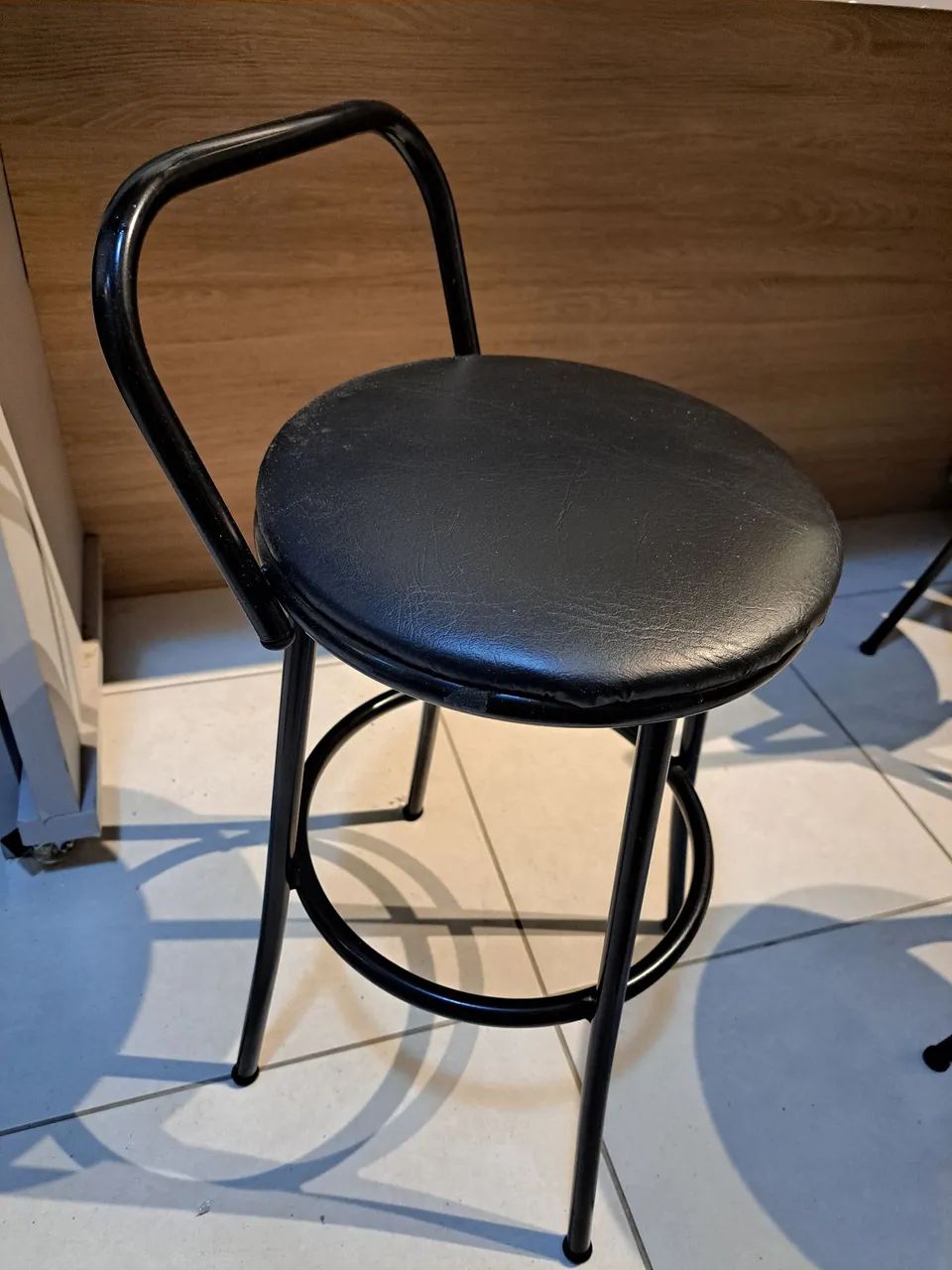 Kit com 3 banquetas estofadas pretas - Foto 4