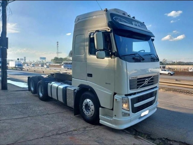 VOLVO FH 440 TRAÇÃO 6X2 GLOBETROTTER 2011