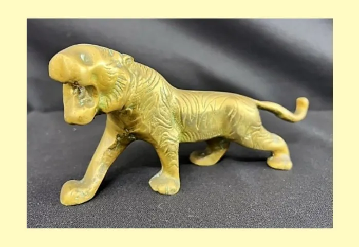 Bronze - Antiga Escultura em bronze maciço representando tigre rica em detalhes *Descrição