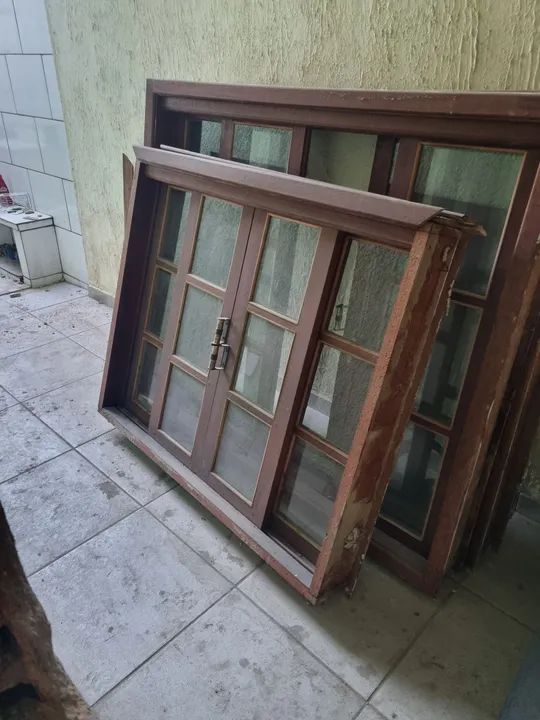 Janelas em madeira de demolição. 700 reias cada com os vidros intactos - Foto 2