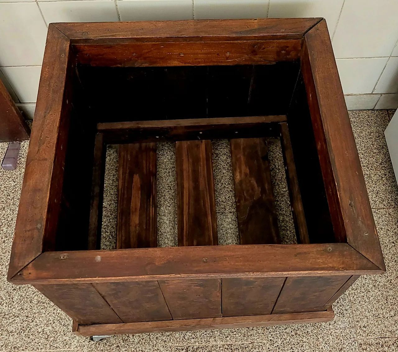 Cachepot de madeira com rodinhas para plantas - Foto 2