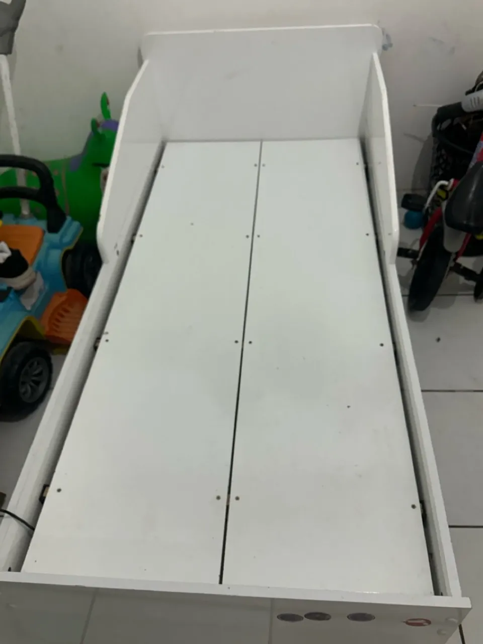 Cama de solteiro branca