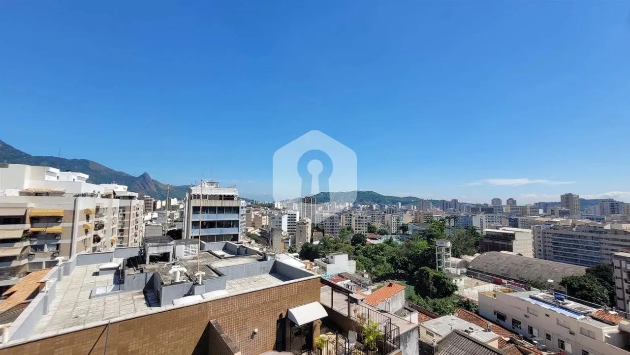 Linda cobertura com piscina e vista panorâmica indevassada em rua nobre!