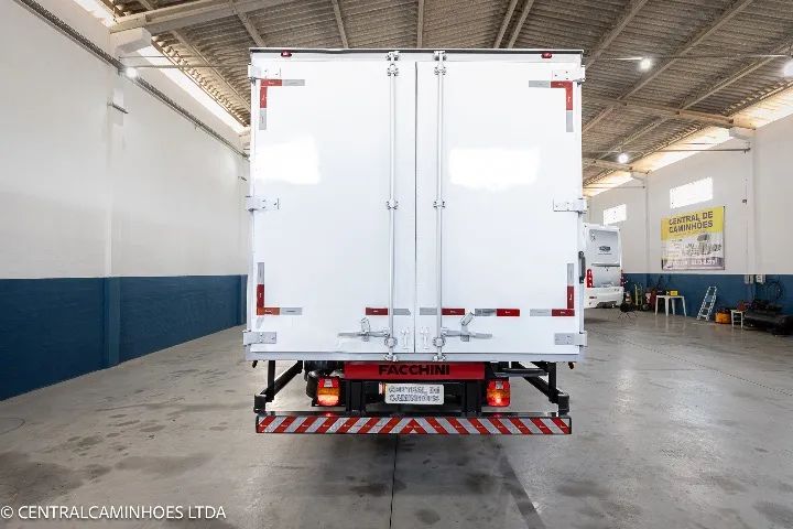 Ford Cargo 816 S ano 2013 com Bau Facchini de 5.40m - Foto 4