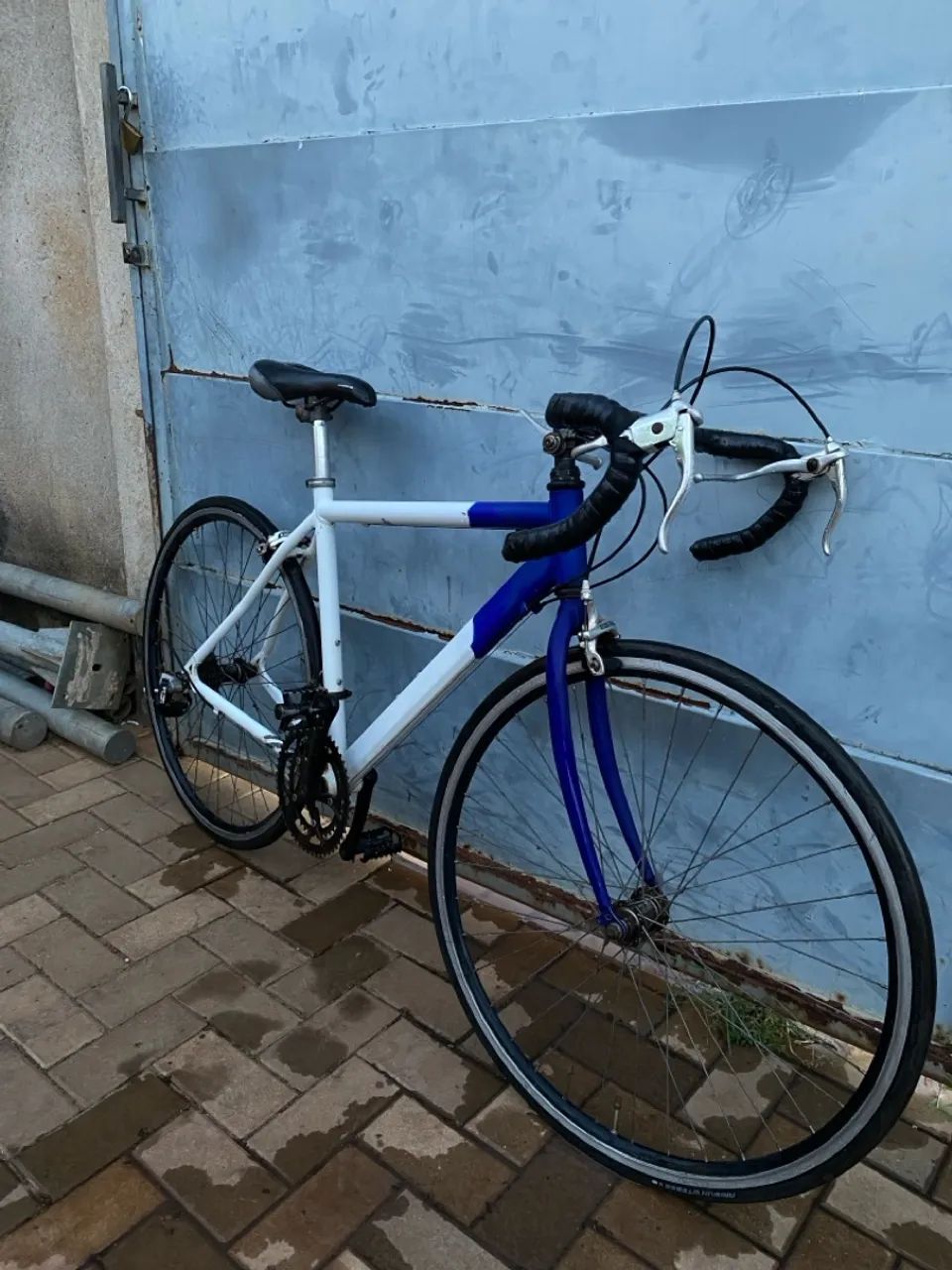 Bicicleta de estrada branca e azul
