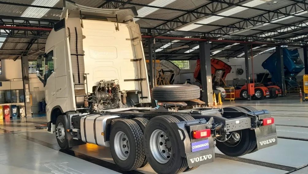 Volvo Fh 460 6x2 2023 - Com defletor de ar, 10 pneus novos, Geladeira, único dono. - Foto 5